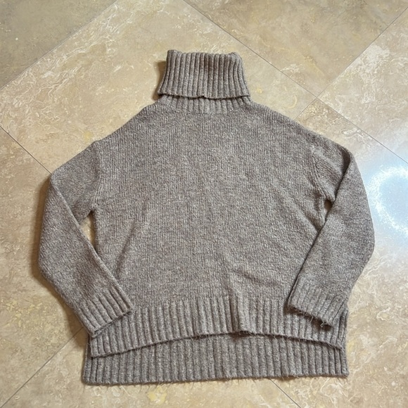 💕Cute Turtleneck Sweater 💕 - Picture 3 of 6